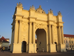 Anche Potsdam ha una sua Porta di Brandeburgo, che risale all´epoca di Federico il Grande