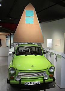 Una Trabant attrezzata per le vacanze. La mostra