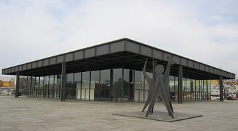 Intorno al museo sono sistemate svariate sculture. Quella che si vede in questa foto è di Alexander Calder. La Neue Nationalgalerie di Berlino